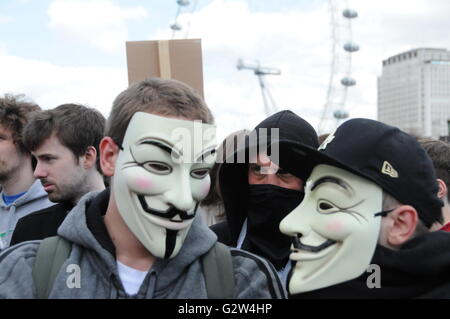 Deux manifestants porter des masques anonymes. Banque D'Images
