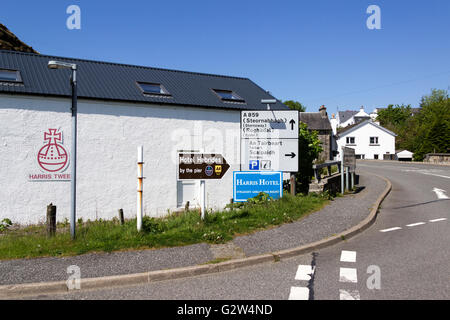 La signalisation routière à Tarbert Isle of Harris près de la Harris Tweed Boutique Western Isles Hébrides extérieures en Écosse United Kingdom Banque D'Images