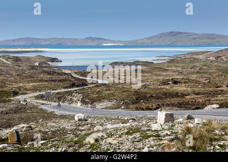 Route menant au sud de Leverburgh avec Luskentyre beach dans l'arrière-plan Isle of Harris Western Isles Hébrides extérieures en Écosse . Banque D'Images