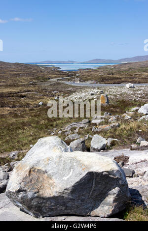 Route menant au sud de Leverburgh avec Luskentyre beach dans l'arrière-plan Isle of Harris Western Isles Hébrides extérieures en Écosse . Banque D'Images