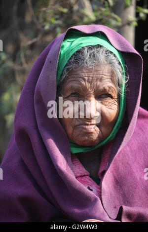 Portrait d'une vieille femme du village près de raiganj,dans l'ouest du Bengale Banque D'Images