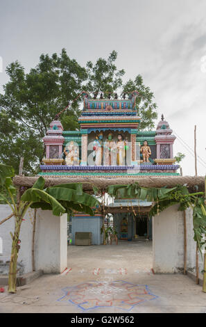 Porte d'entrée à Shani culte dans Kadiapatti. Banque D'Images