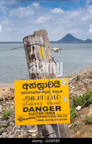 Sri Lanka, Lunugamvehera Parc National, Lugumvahera gardiennage clôture électrique réservoir, contre les éléphants Banque D'Images