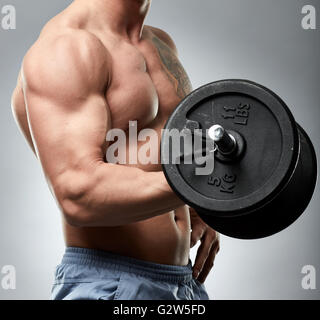 Faire de l'athlète avec haltères curl biceps, studio shot Banque D'Images