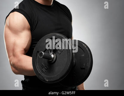 Faire de l'athlète avec haltères curl biceps, studio shot Banque D'Images