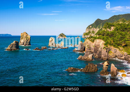 L'Île Omijima, Yamaguchi, Japon côte rocheuse sur la mer du Japon. Banque D'Images