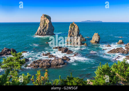 L'Île Omijima, Yamaguchi, Japon côte rocheuse sur la mer du Japon. Banque D'Images