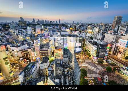 Le Shibuya skyline au Crépuscule à Tokyo, Japon. Banque D'Images