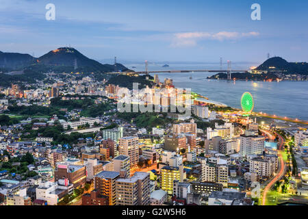 Shimonoseki, le Japon sur le détroit de Kanmon skyline. Banque D'Images