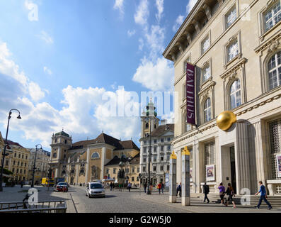 Square Freyung, Schottenkirche ( Basilique Notre Dame de l'Ecossais ) et la Bank Austria Kunstforum, Autriche, Vienne, Wien Banque D'Images