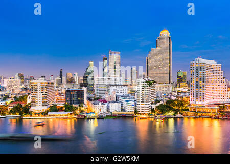 Bangkok, Thaïlande skyline sur le Chao Phraya. Banque D'Images