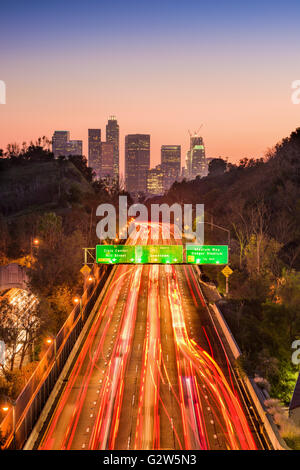 Los Angeles, Californie, USA skyline et autoroute. Banque D'Images