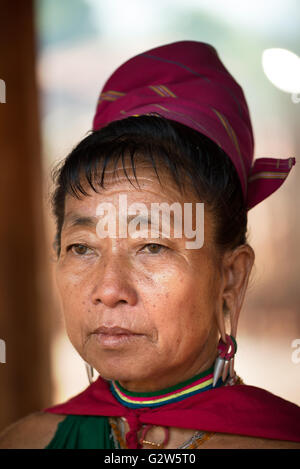 Portrait d'une femme portant un costume traditionnel kayah, dawtamakyi village kayan, état, myanmar Banque D'Images