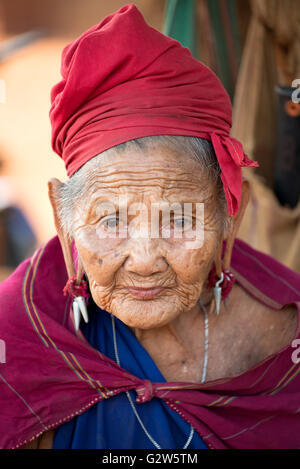 Portrait d'une vieille femme portant un costume traditionnel kayah, dawtamakyi village kayan, état, myanmar Banque D'Images