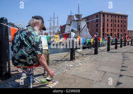 Le Capitaine David Hawker, (Nectar annonce fame), un peintre aquarelliste, navires l'enregistrement de la scène à Canning Dock sur l'occasion de l'International River Festival tenu à Dockland, sur la Mersey. Grands voiliers étaient amarrés à l'inspection publique une importante attraction touristique à la rivière dans le Merseyside. Banque D'Images