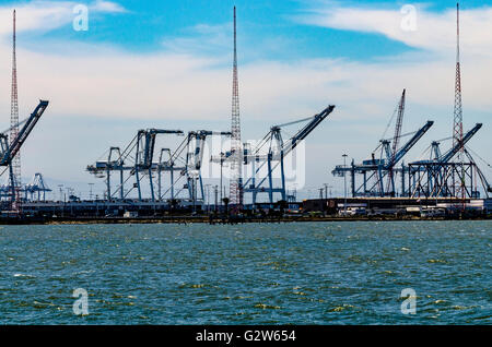 Grues à conteneurs et d'antennes sur le port d'Oakland en Californie comme vu de Powell Street à Emeryville. Banque D'Images