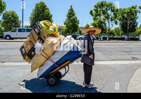 Un homme asiatique la collecte de produits recyclables à San Leandro Californie Banque D'Images