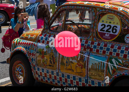 XXVI édition du Giro di Sicilia" : FIAT 500 dans le style sicilien panier peint par l'artiste Roberto Caputo. Banque D'Images