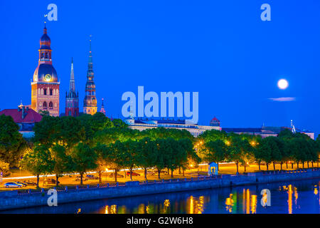 Vieille ville de Riga, avec reflet dans la nuit la rivière Daugava Riga, Lettonie. Banque D'Images