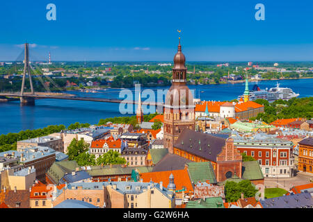 Voir à partir de la tour de saint Peters Church sur la cathédrale de Riga et toits de maisons anciennes dans la vieille ville de Riga, en Lettonie. Banque D'Images