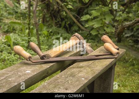 Ancienne drawknife et sur le banc d'écorçage Banque D'Images