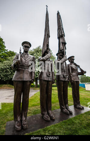 La Garde d'honneur, sculpture conçue par le sculpteur primé Zenos Frudakis, comprend quatre figures en bronze. Porte-drapeaux et porte-armes Banque D'Images