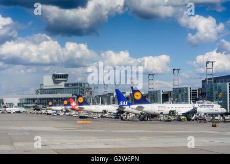 L'aéroport de Francfort : avion par Lufthansa et Swiss SAS , avant de l'édifice, en Allemagne, en Hesse, Hesse , Frankfurt am Main Banque D'Images