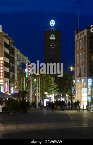 La Königstraße et Bahnhofsturm, Allemagne, Baden-Württemberg, Stuttgart Stuttgart Région Banque D'Images