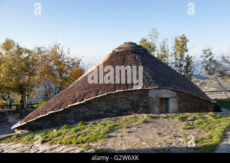 O Cebreiro, Espagne : palloza traditionnels typiques de la Serra dos Ancares Région de Galice. Banque D'Images