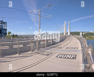 Tillikum crossing bridge et glissières à Portland en Oregon. Banque D'Images