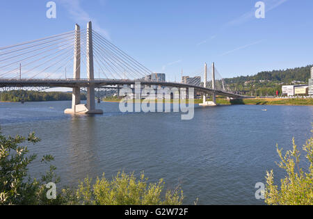 Tillikum crossing bridge et kayaks dans la rivière. Banque D'Images