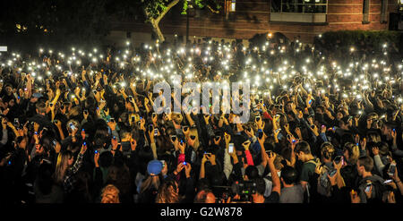 Los Angeles, Californie, USA. 09Th Juin, 2016. Les enseignants, les étudiants et les citoyens pleurent la victime à l'Université de Californie, Los Angeles (UCLA), à Los Angeles, aux États-Unis, le 2 juin 2016. Plus d'un millier d'enseignants et d'étudiants de l'UCLA et les citoyens locaux se sont réunis sur le campus square pour pleurer la victime, 39 ans, William Scott Klug, père de deux enfants et professeur associé d'ingénierie mécanique et aérospatiale, jeudi. Source : Xinhua/Alamy Live News Banque D'Images