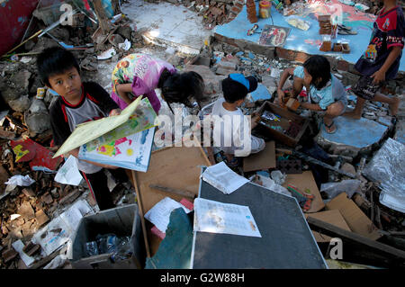 Jakarta, Indonésie. 3 juin, 2016. Les enfants de récolter des livres et de l'équipement parmi les ruines de l'Kusuma la maternelle dans l'Est de Java, Jakarta, Indonésie, le 3 juin 2016. Le bâtiment s'est effondré après les tempêtes et de fortes pluies a frappé Jakarta jeudi. © Kurniawan/Xinhua/Alamy Live News Banque D'Images