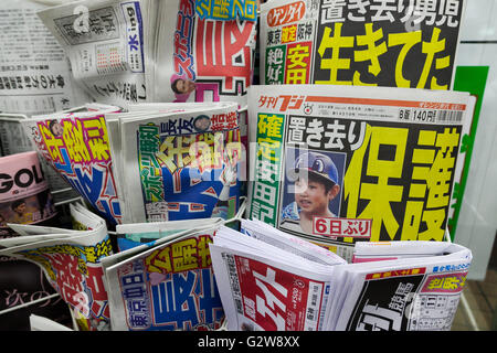 Soirée japonaise avec le plomb tabloïds news que Yamato Tanooka, les disparus 7-year-old boy japonais a été retrouvé vivant à Hokkaido, le 3 juin 2016, Tokyo, Japon. Le garçon se trouva seul dans une hutte vide dans un espace de formation pour les Forces japonaises d'autodéfense dans la ville de Shikabe, Hokkaido, à 5 kilomètres de l'endroit où il a été abandonné par ses parents 7 jours plus tôt comme une punition. Le père de Tanooka a regretté l'incident et a dit qu'il devait présenter ses excuses à Yamato et voulaient étendre des excuses à la société. © Rodrigo Reyes Marin/AFLO/Alamy Live News Banque D'Images