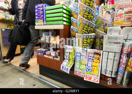 Soirée japonaise avec le plomb tabloïds news que Yamato Tanooka, les disparus 7-year-old boy japonais a été retrouvé vivant à Hokkaido, le 3 juin 2016, Tokyo, Japon. Le garçon se trouva seul dans une hutte vide dans un espace de formation pour les Forces japonaises d'autodéfense dans la ville de Shikabe, Hokkaido, à 5 kilomètres de l'endroit où il a été abandonné par ses parents 7 jours plus tôt comme une punition. Le père de Tanooka a regretté l'incident et a dit qu'il devait présenter ses excuses à Yamato et voulaient étendre des excuses à la société. © Rodrigo Reyes Marin/AFLO/Alamy Live News Banque D'Images