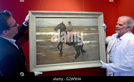 Oldenburg, Allemagne. 06Th Juin, 2016. Marcus Kanzler (L), la provenance du musée, chercheur et restaurateur de peinture Roderich Krus présente la peinture à l'huile 'Reiter am Strand" (lit. Rider sur la plage) à partir de 1909 par le peintre Max Liebermann, au Musée d'état de l'Art et l'histoire de l'Art à Oldenburg, Allemagne, 03 juin 2016. Comme beaucoup d'autres, peintre juif Liebermann a été mis sur la liste noire pendant l'époque nazie. Le musée a par la suite de vendre la peinture en 1941 à la suite de pressions exercées par le régime nazi. Photo : CARMEN JASPERSEN/dpa/Alamy Live News Banque D'Images