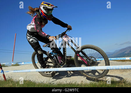 Fort William, Royaume-Uni. 06Th Juin, 2016. Véronique Sandler de Nouvelle-zélande pratiquer sur le parcours, pour la Coupe du Monde de VTT de descente à Fort William, Écosse le 3 juin 2016. Credit : Malcolm Gallon/Alamy Live News Banque D'Images