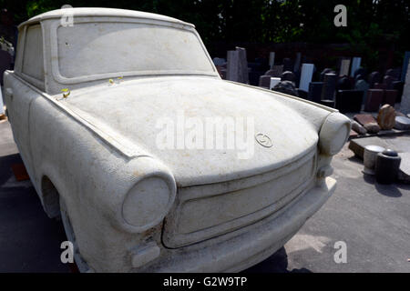 Berlin, Allemagne. 20 mai, 2016. La sculpture d'un modèle de voiture Trabant de l'ancienne Allemagne de l'Est, faite de pierre de sable, est présenté dans l'courtyrad d'un tailleur à Berlin, Allemagne, 20 mai 2016. Artisan Artisan et sculpteur Pierre Carlo Wloch a travaillé sur le sculpteur depuis 17 ans, fait à partir d'une 25 tonne de bloc de grès. Photo : Maurizio Gambarinir/dpa/Alamy Live News Banque D'Images