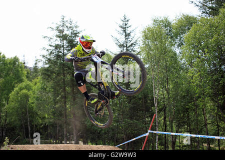 Fort William, Royaume-Uni. 06Th Juin, 2016. Rémi Thirion de France pratiquer sur le parcours, pour la Coupe du Monde de VTT de descente à Fort William, Écosse le 3 juin 2016. Credit : Malcolm Gallon/Alamy Live News Banque D'Images