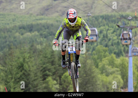 Fort William, Royaume-Uni. 06Th Juin, 2016. George Brannigan de Nouvelle-zélande pratiquer sur le parcours, pour la Coupe du Monde de VTT de descente à Fort William, Écosse le 3 juin 2016. Credit : Malcolm Gallon/Alamy Live News Banque D'Images