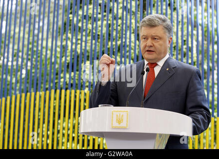 Kiev, Ukraine. 3 juin, 2016. Le Président ukrainien POROCHENKO répond aux questions des journalistes lors de sa conférence de presse, à Kiev, Ukraine, 03 juin, 2016 Crédit : Serg Glovny/ZUMA/Alamy Fil Live News Banque D'Images