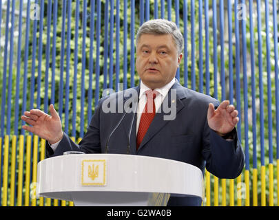 Kiev, Ukraine. 3 juin, 2016. Le Président ukrainien POROCHENKO répond aux questions des journalistes lors de sa conférence de presse, à Kiev, Ukraine, 03 juin, 2016 Crédit : Serg Glovny/ZUMA/Alamy Fil Live News Banque D'Images