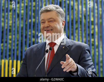 Kiev, Ukraine. 3 juin, 2016. Le Président ukrainien POROCHENKO répond aux questions des journalistes lors de sa conférence de presse, à Kiev, Ukraine, 03 juin, 2016 Crédit : Serg Glovny/ZUMA/Alamy Fil Live News Banque D'Images