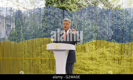 Kiev, Ukraine. 3 juin, 2016. Le Président ukrainien POROCHENKO répond aux questions des journalistes lors de sa conférence de presse, à Kiev, Ukraine, 03 juin, 2016 Crédit : Serg Glovny/ZUMA/Alamy Fil Live News Banque D'Images