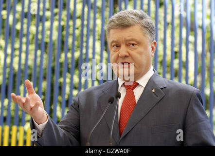 Kiev, Ukraine. 3 juin, 2016. Le Président ukrainien POROCHENKO répond aux questions des journalistes lors de sa conférence de presse, à Kiev, Ukraine, 03 juin, 2016 Crédit : Serg Glovny/ZUMA/Alamy Fil Live News Banque D'Images