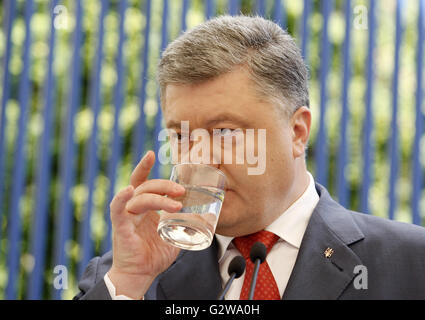 Kiev, Ukraine. 3 juin, 2016. Le Président ukrainien POROCHENKO boit une eau comme il répond aux questions des journalistes lors de sa conférence de presse, à Kiev, Ukraine, 03 juin, 2016 Crédit : Serg Glovny/ZUMA/Alamy Fil Live News Banque D'Images