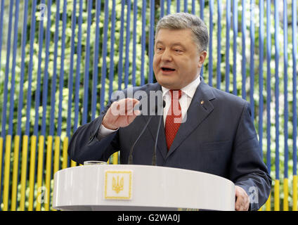 Kiev, Ukraine. 3 juin, 2016. Le Président ukrainien POROCHENKO répond aux questions des journalistes lors de sa conférence de presse, à Kiev, Ukraine, 03 juin, 2016 Crédit : Serg Glovny/ZUMA/Alamy Fil Live News Banque D'Images