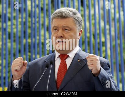 Kiev, Ukraine. 3 juin, 2016. Le Président ukrainien POROCHENKO répond aux questions des journalistes lors de sa conférence de presse, à Kiev, Ukraine, 03 juin, 2016 Crédit : Serg Glovny/ZUMA/Alamy Fil Live News Banque D'Images