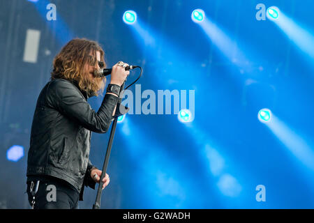 Nuremberg, Allemagne. 3 juin, 2016. Jay Buchanan, chanteur du groupe de rock américain rival Sons, l'exécution pendant la fête de la musique "Rock im Park" à Nuremberg, Allemagne, 3 juin 2016. Plus de 80 groupes produire au festival jusqu'au 5 juin. PHOTO : DANIEL KARMANN/dpa/Alamy Live News Banque D'Images