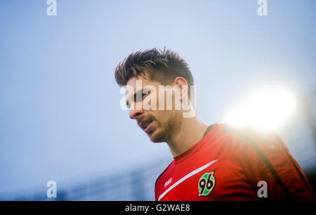 Hanovre, Allemagne. Feb 21, 2016. Fichier - gardien Ron-Robert Zieler de Hanovre à la Bundesliga match de foot entre Hanovre et 96 FC Augsburg à IDH-Arena de Hanovre, Allemagne, 21 février 2016. PHOTO : JULIAN STRATENSCHULTE/dpa/Alamy Live News Banque D'Images